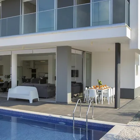 You And Your Family Will Love This 5 Star Villa, 1538