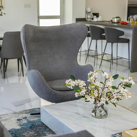 You And Your Family Will Love This 5 Star Villa, 1538