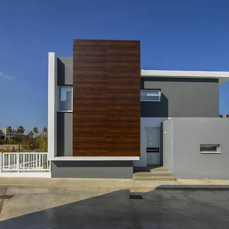 You And Your Family Will Love This 5 Star Villa, 1538