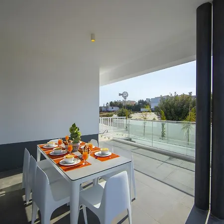 You And Your Family Will Love This 5 Star Villa, 1538