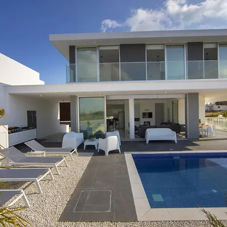 You And Your Family Will Love This 5 Star Villa, 1538